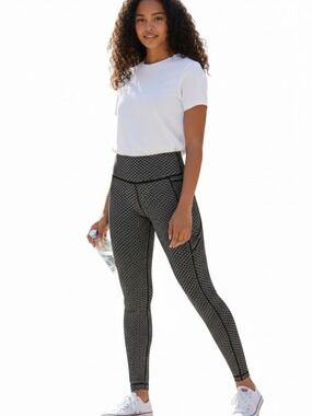 Lululemon size 4 High rise legging black white pockets IPhone athletics gym s…